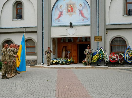 Герої не вмирають: у Мукачево провели в останню путь командира розвідроти «Закарпатського легіону» Василя Бабича