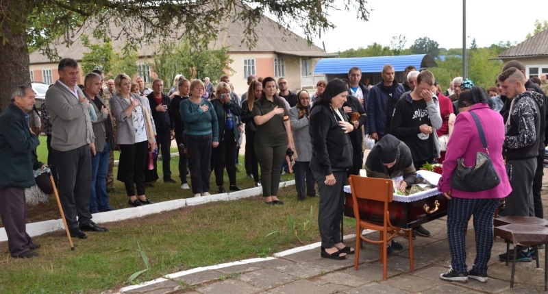 «Неподарована каблучка так і відправилась разом із загиблим героєм у засвіти»: на Вінниччині поховали 20-річного бійця