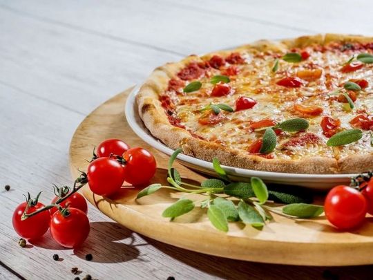 Пікантний м'ясний пиріг з помідорами: затьмарить будь-яку піцу