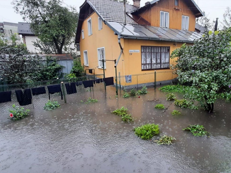 Удар негоди по Прикарпаттю: повалено дерева, підтоплено житло та дороги