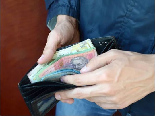 Зарплати українців почнуть зростати: у Кабміні пояснили, коли це станеться