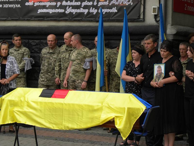 «Завжди був на передньому краї»: на Вінниччині попрощались із захисником, який загинув під Донецьком