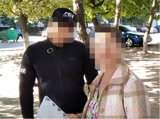 Зберігала вдома «колорадську стрічку» та прапор росії: у Дніпрі спіймали зрадницю, яка зливала ворогові важливу інформацію