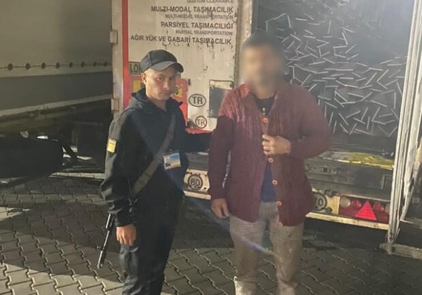 Направлялся в ЕС: в Одесской области пограничники нашли в прицепе фуры мужчину без документов