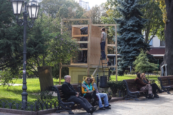 В одесском Горсаду прячут скульптуры львов