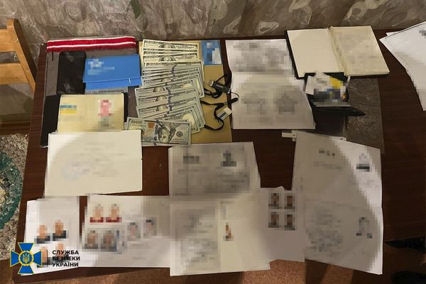 Підробляли довідки про інвалідність та обіцяли вивезти за кордон: СБУ викрила 4 схеми втечі ухилянтів з України