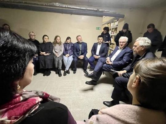 Президент Німеччини майже дві години провів у бомбосховищі на Чернігівщині