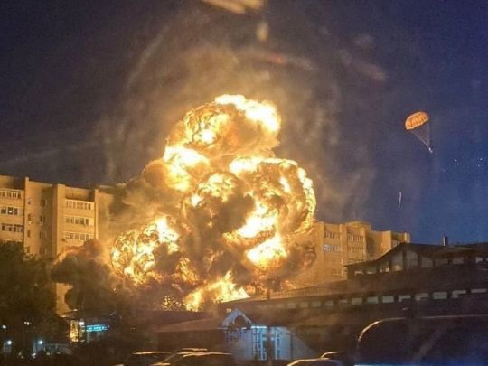 Знесло цілий під'їзд: військовий літак із повним боєкомплектом упав на багатоповерхівку в російському Єйську (фото, відео)