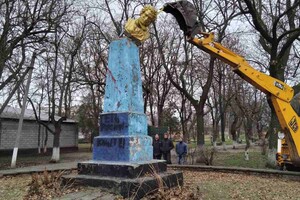 Под Одессой снесли памятник Пушкину