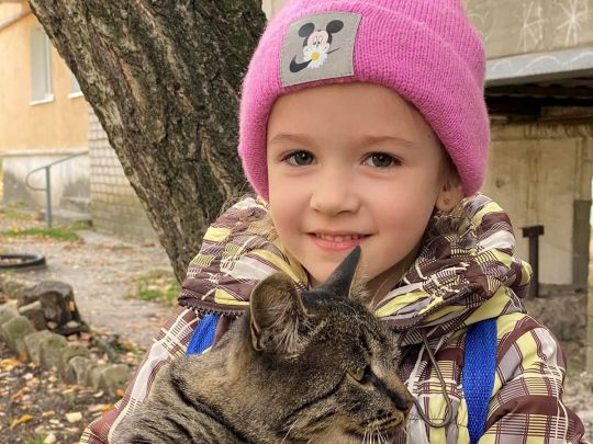 «Батьки закрили собою 5-річну донечку від куль, врятувавши їй життя. Самі ж загинули»: болюча історія з Харківщини
