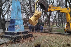Под Одессой снесли памятник Пушкину