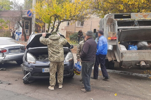 Под Одессой произошло ДТП с участием шести автомобилей: пострадали два человека, в том числе прохожая