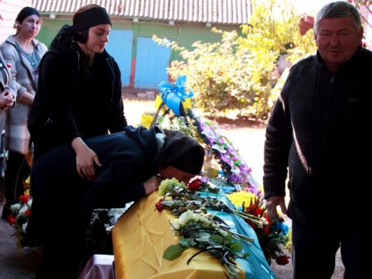 «Кошти за загиблу на війні дочку отримав? То плати»: на Волині священник судиться із батьком бойової медички, яка загинула на Донбасі