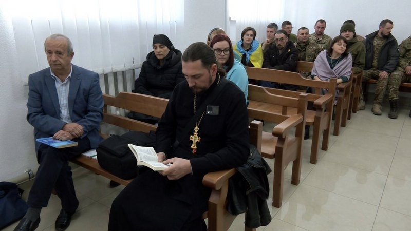 «Кошти за загиблу на війні дочку отримав? То плати»: на Волині священник судиться із батьком бойової медички, яка загинула на Донбасі