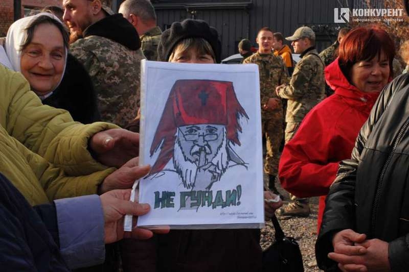 «Кошти за загиблу на війні дочку отримав? То плати»: на Волині священник судиться із батьком бойової медички, яка загинула на Донбасі