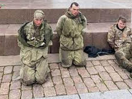 Лопат та зброї не видають: російських призовників змушують рити окопи голими руками