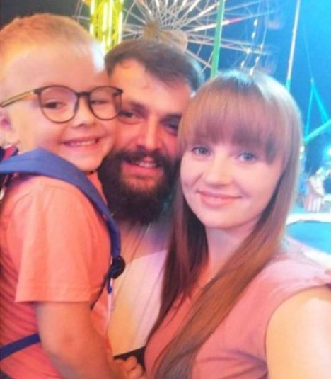 «Поверни мою маму, путін»: першокласник, батько якого загинув на «Азовсталі», щодня молиться за звільнення матері з полону