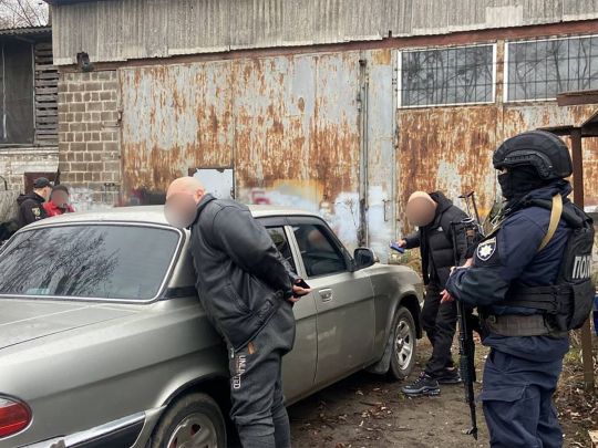 Рабство під Києвом: у Броварах власник СТО втягнув працівника у боргову кабалу та змушував працювати безкоштовно