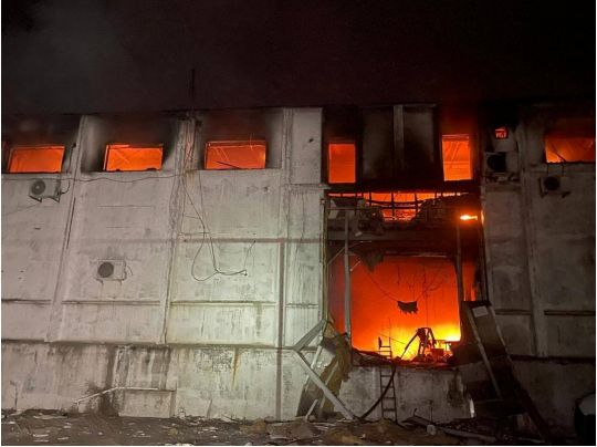 Ворог атакував дронами-камікадзе Дніпро: у місті спалахнула пожежа, є тяжко поранені