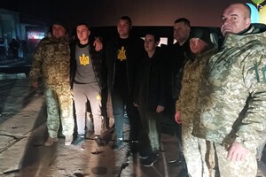 В Одесскую область вернулись трое освобожденных из плена защитников острова Змеиный