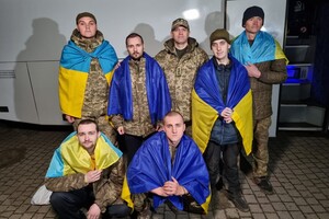В Одесскую область вернулись трое освобожденных из плена защитников острова Змеиный