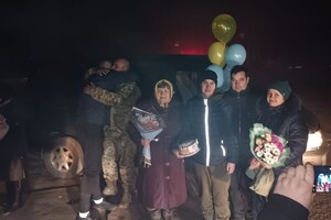 В Одесскую область вернулись трое освобожденных из плена защитников острова Змеиный