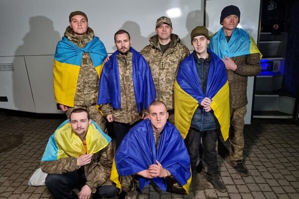 В Одесскую область вернулись трое освобожденных из плена защитников острова Змеиный