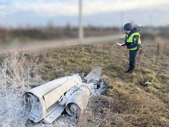 Масований ракетний обстріл України 29 грудня: у кількох районах Київської області виявили уламки збитих ракет (фото)