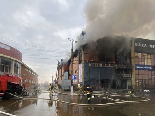 Масштабна пожежа на російській Кубані: спалахнув торговий центр