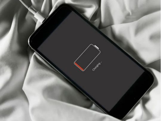 Можуть бути серйозні проблеми: чому не варто користуватися смартфоном, який заряджається