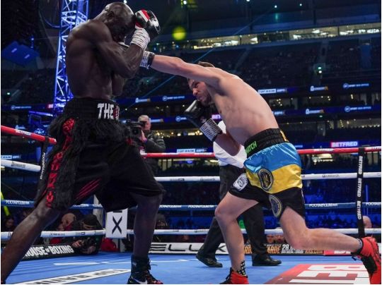 Непереможний українець Берінчик відібрав чемпіонський пояс у француза в андеркарді бою Ф’юрі — Чісора (відео)