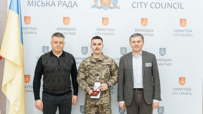 Закривавлене обличчя — важка ціна нашої перемоги: нагородили легендарного льотчика, який відвів палаючий літак від селища на Вінниччині та знищив 5 «Шахедів»