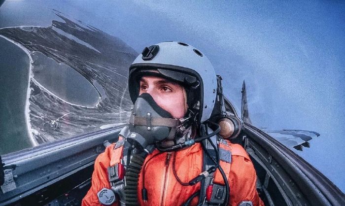 Закривавлене обличчя — важка ціна нашої перемоги: нагородили легендарного льотчика, який відвів палаючий літак від селища на Вінниччині та знищив 5 «Шахедів»
