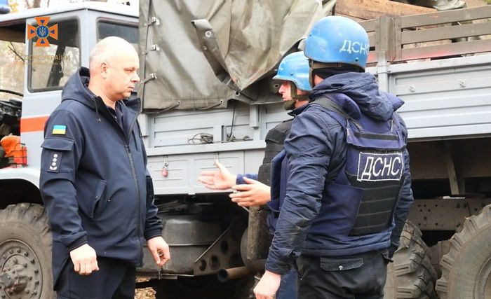 «Заряд ракети, впавши з чималої висоти, пробив асфальт та застряг там… Добре, що не влучив у житлові будинки…»