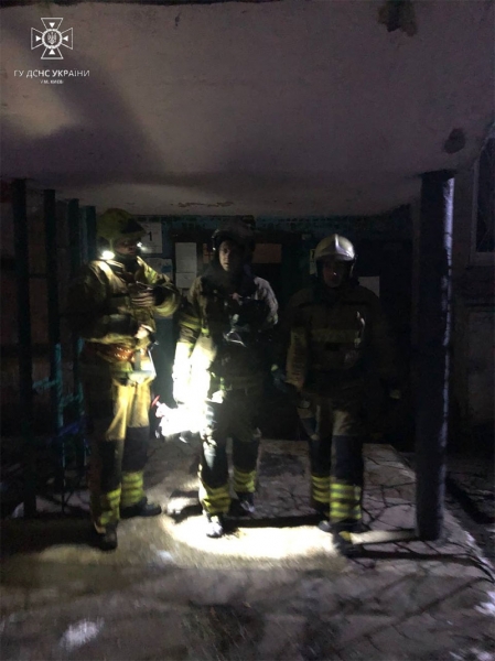Знайшли непритомною: у Києві пожежники врятували дитину з палаючої квартири