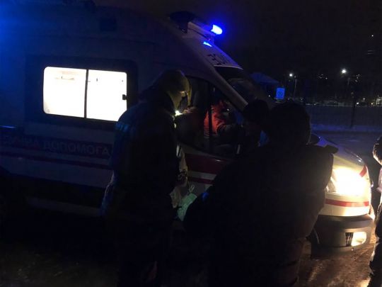 Знайшли непритомною: у Києві пожежники врятували дитину з палаючої квартири