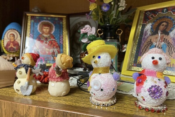 Пенсионерка из Черноморска сделала полсотни снеговиков для ВСУ (фото)