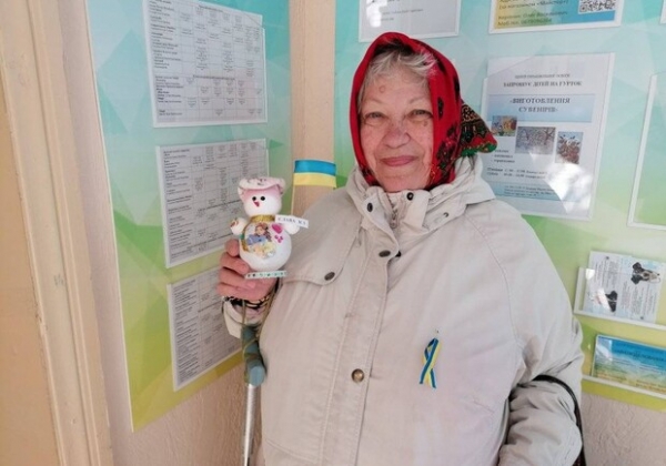Пенсионерка из Черноморска сделала полсотни снеговиков для ВСУ (фото)