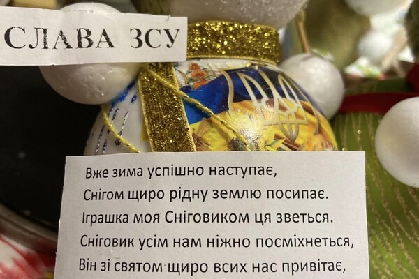 Пенсионерка из Черноморска сделала полсотни снеговиков для ВСУ (фото)