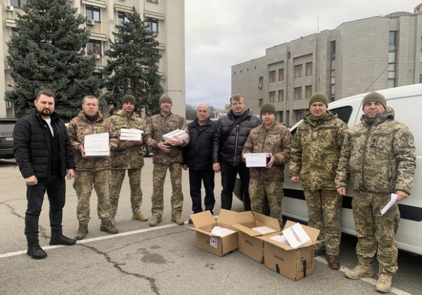 Аграрии Одесской области передали тепловизоры и планшеты для военных