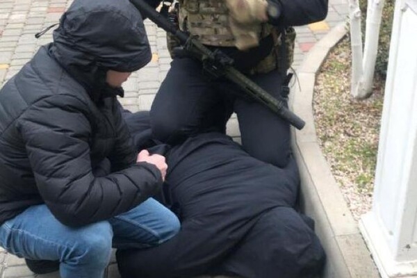 В Одессе разоблачили мошенника, вымогавшего деньги с моряков: во время побега он выпрыгнул из окна 