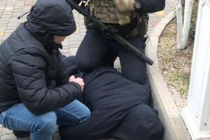 В Одессе разоблачили мошенника, вымогавшего деньги с моряков: во время побега он выпрыгнул из окна 