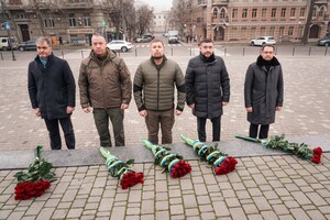 Цепь несокрушимых и возложение цветов: как в Одессе отмечают День Соборности Украины