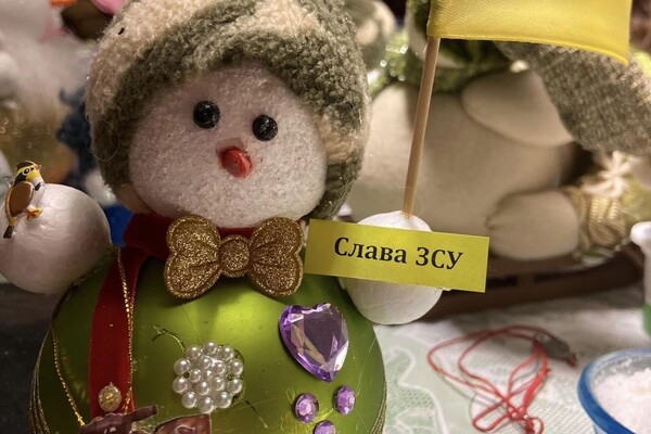 Пенсионерка из Черноморска сделала полсотни снеговиков для ВСУ (фото)