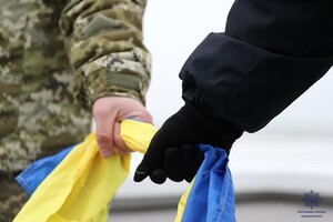 Цепь несокрушимых и возложение цветов: как в Одессе отмечают День Соборности Украины