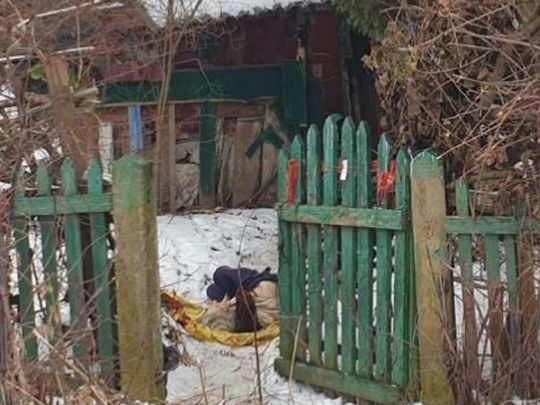 Мешканець Житомирщини цілий тиждень відмовлявся віддавати тіло померлої матері, погрожуючи поліцейським гранатою