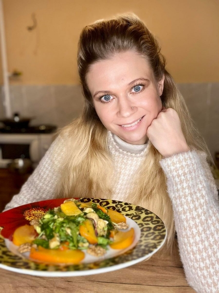 Незвичайний салат з курячим філе: ідея для вечері, коли гості на порозі