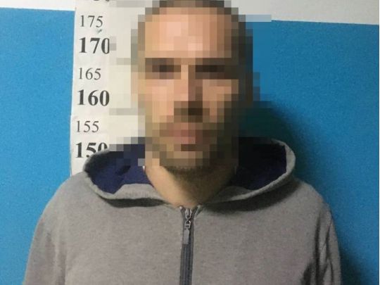 Порізав ножем батька і важко травмував матір: у Києві чоловік ледь не вбив своїх батьків