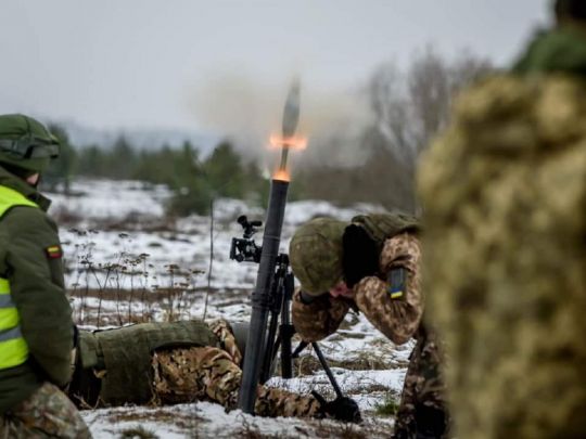 У Луганську жінкам народжувати більше ніде — пологові будинки переобладнані у шпиталі для російських військових, — Генштаб