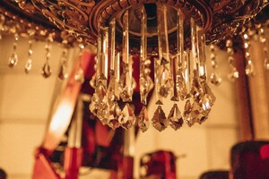 В Одесском оперном театре сняли люстру